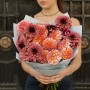 Микс из 25 георгин сортов Night Silence и Peaches N' Cream в букете «Багряный рассвет»