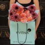 Микс из 25 георгин сортов Night Silence и Peaches N' Cream в букете «Багряный рассвет»