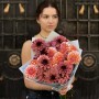 Микс из 25 георгин сортов Night Silence и Peaches N' Cream в букете «Багряный рассвет»