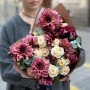 Контрастный букет с георгинами и кустовой пионовидной розой «Вишня и сливки»