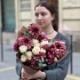 Контрастный букет с георгинами и кустовой пионовидной розой «Вишня и сливки»