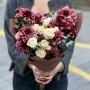 Контрастный букет с георгинами и кустовой пионовидной розой «Вишня и сливки»