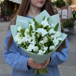 Білосніжний букет із ароматних фрезій та тюльпанів «Чиста свіжість»