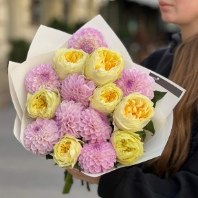 Волшебный букет с пионовидными розами Antonia Garden и георгинами «Ванильная грушка»