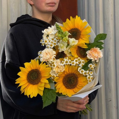 Vibrant Bouquet with Sunflowers «Garden Party»