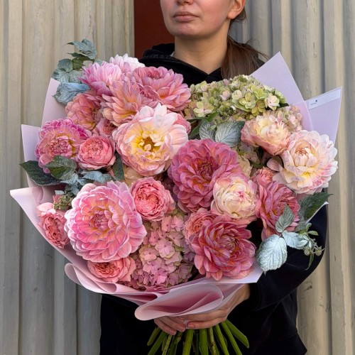 Luxurious Bouquet with Hydrangeas and Dahlias «Peach Bellini»