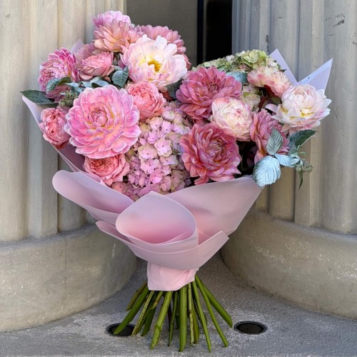Luxurious Bouquet with Hydrangeas and Dahlias «Peach Bellini»