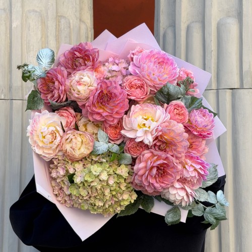 Luxurious Bouquet with Hydrangeas and Dahlias «Peach Bellini»
