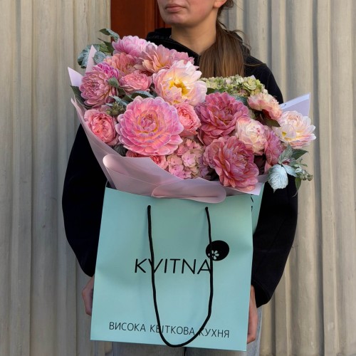 Luxurious Bouquet with Hydrangeas and Dahlias «Peach Bellini»