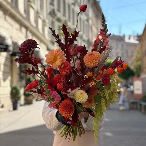 Autumn Bouquet with Dahlias and Capsicum «Honey Nectar»
