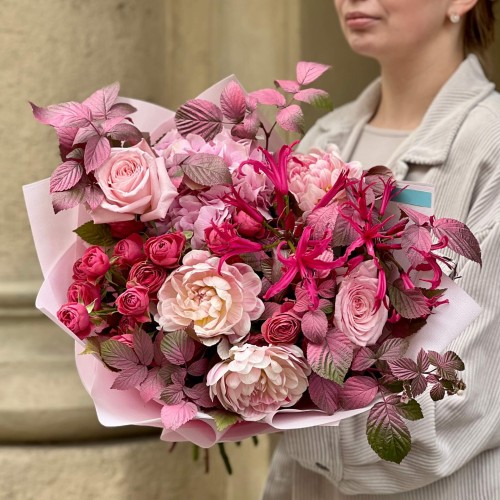 Bright Bouquet in Pink Tones with Nerine «Raspberry Mischief»