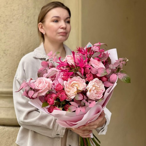 Bright Bouquet in Pink Tones with Nerine «Raspberry Mischief»