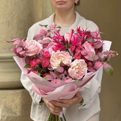 Bright Bouquet in Pink Tones with Nerine «Raspberry Mischief»