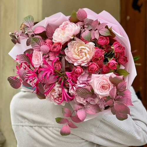 Bright Bouquet in Pink Tones with Nerine «Raspberry Mischief»