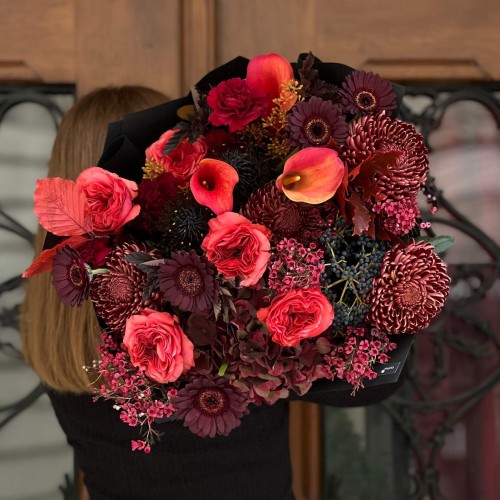 Stylish and Mysterious Bouquet in Deep Tones «Love in Transylvania»