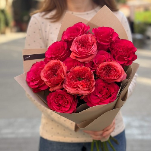 Мікс із 13 півонієвидних троянд сортів Romance X-Pression та Exotix Berry у букеті «Ягідний карнавал»