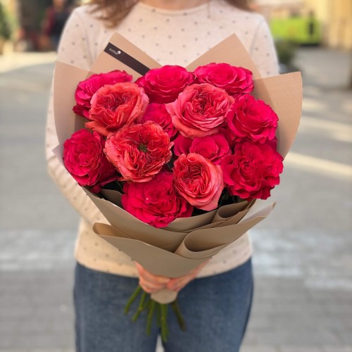 Мікс із 13 півонієвидних троянд сортів Romance X-Pression та Exotix Berry у букеті «Ягідний карнавал»