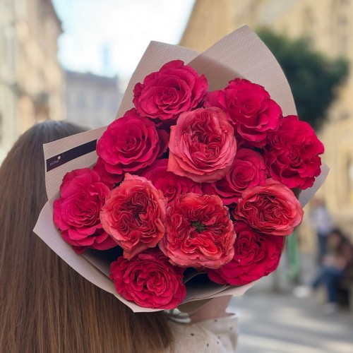 Мікс із 13 півонієвидних троянд сортів Romance X-Pression та Exotix Berry у букеті «Ягідний карнавал»