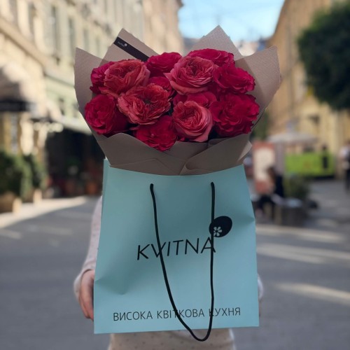 Мікс із 13 півонієвидних троянд сортів Romance X-Pression та Exotix Berry у букеті «Ягідний карнавал»