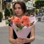Букет с георгинами и кустовой пионовидной розой «Малиновый сад»