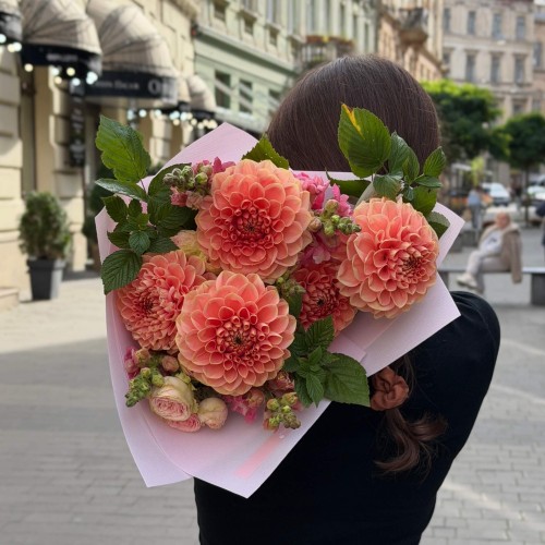 Букет с георгинами и кустовой пионовидной розой «Малиновый сад»