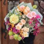Красочный букет с пионовидными розами «Утро на Комо»