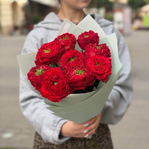 9 пионовидных роз сорта Red Monster в букете «Красненькие кудряшки»