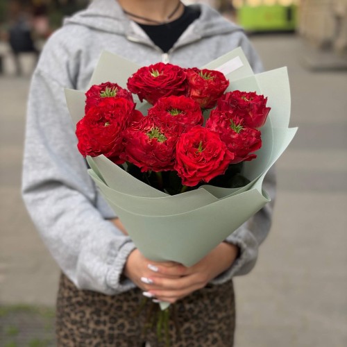 9 пионовидных роз сорта Red Monster в букете «Красненькие кудряшки»