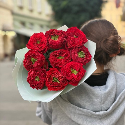 9 пионовидных роз сорта Red Monster в букете «Красненькие кудряшки»