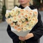 11 веток кустовой пионовидной розы в букете «Заварной крем»