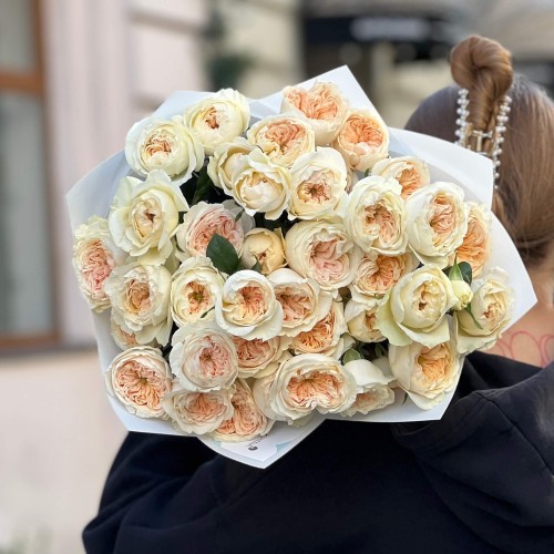 11 веток кустовой пионовидной розы в букете «Заварной крем»