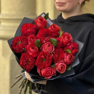Букет із 17 троянд сортів Dark X-Pression та Red Monster «Багряний оксамит»