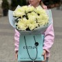 7 розкішних об'ємних хризантем Vienna White у букеті «Дотик ангела»