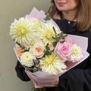 Делікатний букет із жоржинами «Наймиліший комплімент»