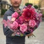 Чарівний букет із півонієвидними трояндами «Гранатова насолода»