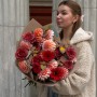 Осінній букет в насичених тонах з жоржинами і трояндами «Мелодія західного сонця»
