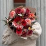 Осінній букет в насичених тонах з жоржинами і трояндами «Мелодія західного сонця»