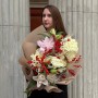 Сезонный букет настроения с хризантемой и илексом «Львовский туман»