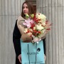 Сезонный букет настроения с хризантемой и илексом «Львовский туман»