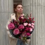 Романтичний букет із лілією та трояндами «Турмаліновий блиск»