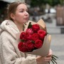 Микс из 9 пионовидных роз Dark X-Pression и Red Monster в букете «Романтическая вспышка»