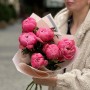 7 ярких пионов Coral Charm в букете «Сладкое искушение»