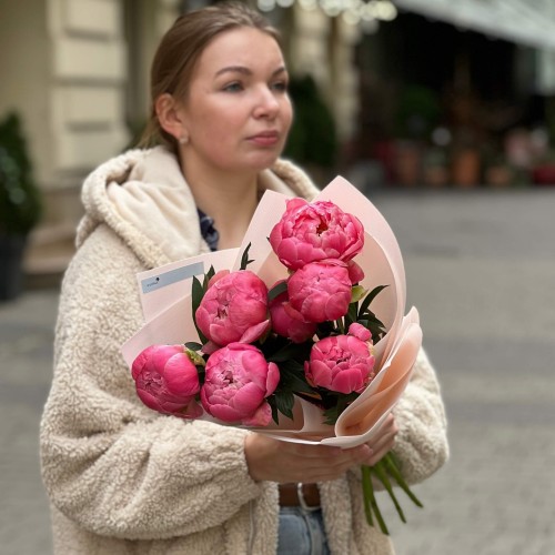 7 ярких пионов Coral Charm в букете «Сладкое искушение»