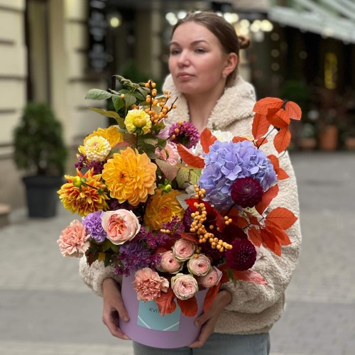 Colorful Seasonal Arrangement with Dahlias «Creative Expression»