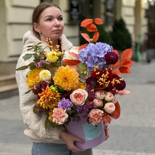 Colorful Seasonal Arrangement with Dahlias «Creative Expression»