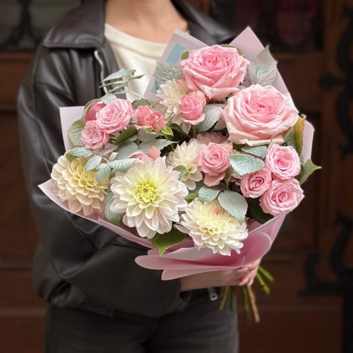 Delicate and Exquisite Bouquet with Fragrant Pink O’Hara Peony-Style Rose «Sweet Escape»