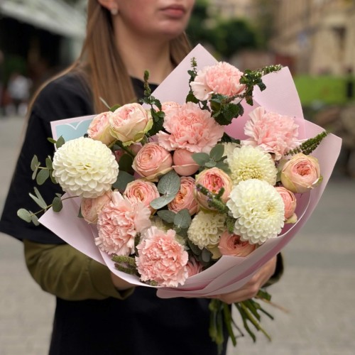 Delicate Bouquet in Powdery Tones «Marshmallow Veil»