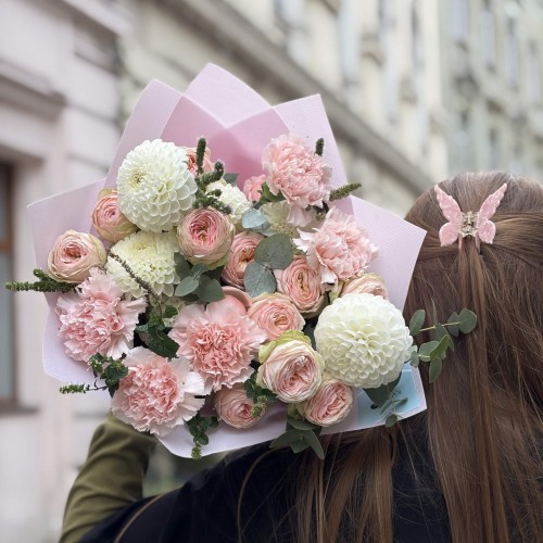 Delicate Bouquet in Powdery Tones «Marshmallow Veil»