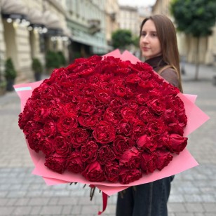 101 розкішна півонієвидна троянда Coqueta у букеті «Королівський каприз»
