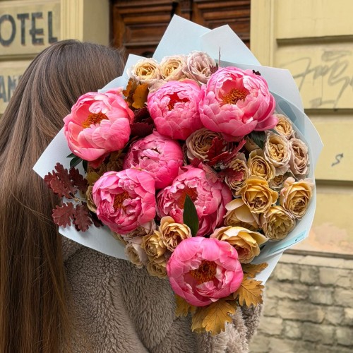 Autumn-Inspired Bouquet with Coral Charm Peonies and Princess Hana Spray Peony-Style Roses «Caramel Berries»
